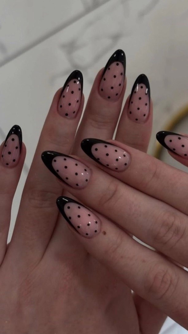 Polka dot pattern Nails