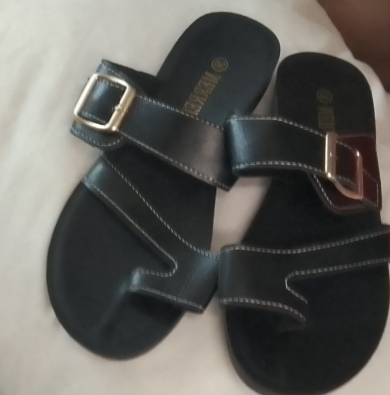 Fashionable casual slippers for women
